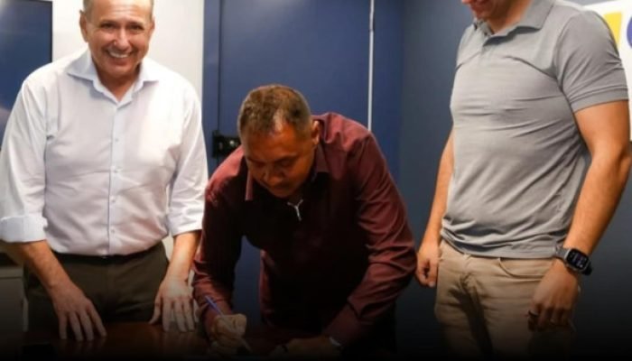 Tiririca troca PL pelo PSD e muda domicílio eleitoral para o Ceará