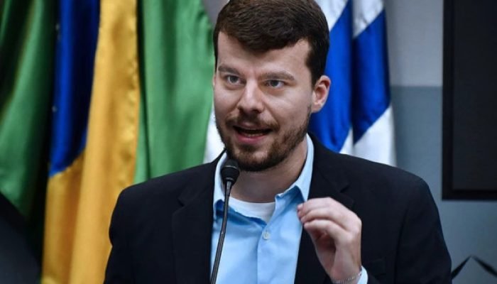 Vereador do PL é alvo de denúncia no MP por oração em escola