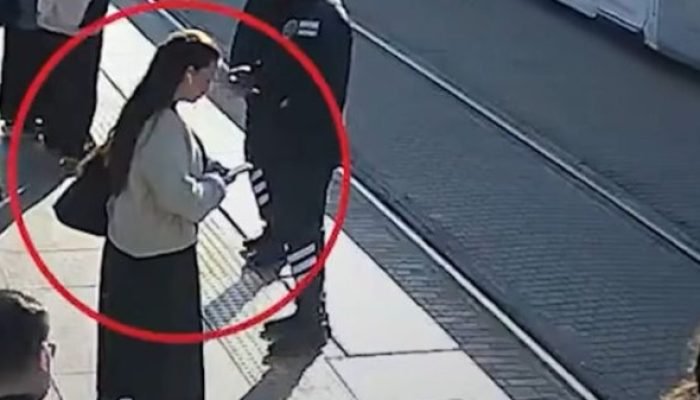 Na Turquia, mulher é salva de atropelamento por trem
