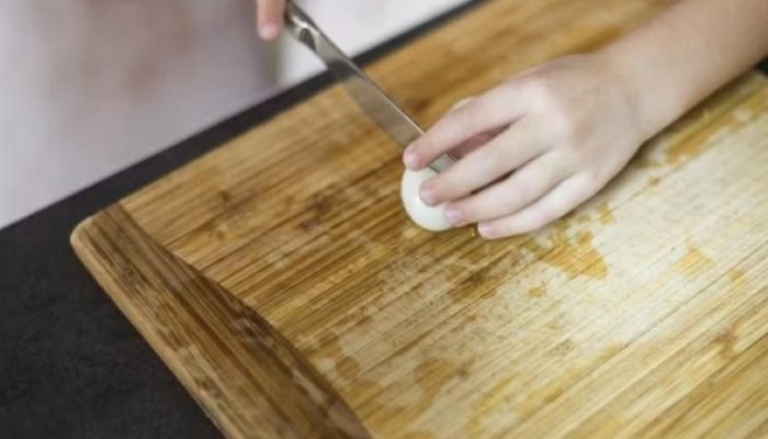 Sua tábua de cozinha pode estar cheia de bactérias: veja como limpar corretamente