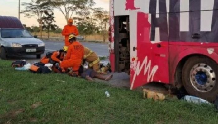 Borracheiro morre ao tentar reparar pneu de ônibus de artista