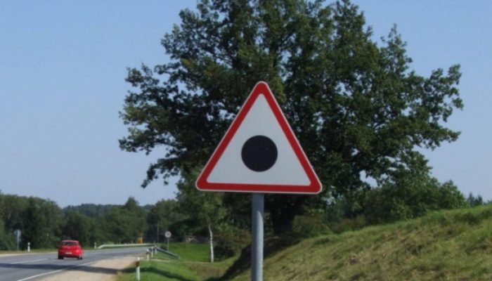 A maioria dos motoristas não sabe o que significa esta placa de trânsito e deveria