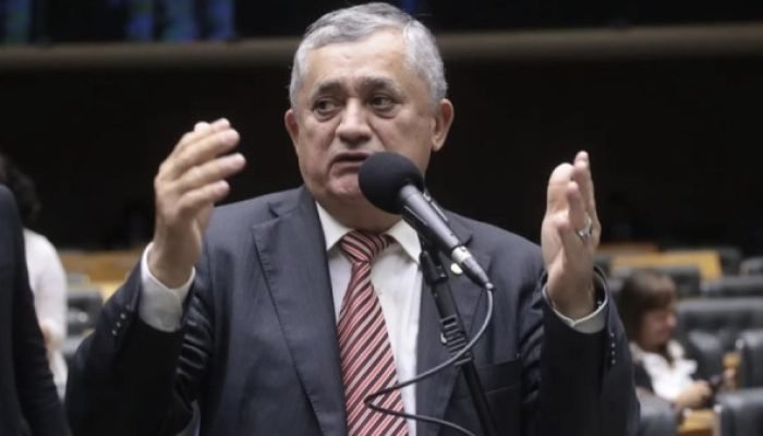 Gleisi Hoffmann deve promover mudanças em cargos do Centrão na Caixa, diz líder do governo