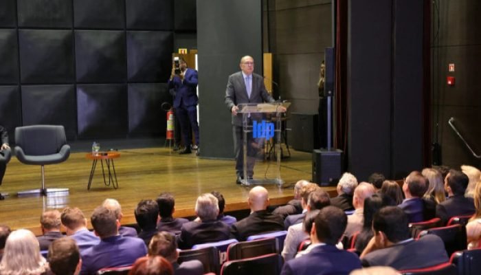 Gilmar Mendes assume cadeira na Academia Brasiliense de Letras