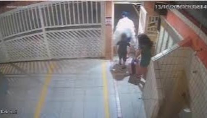 Imagens revelam casal e criança furtando apartamento alugado em Praia Grande