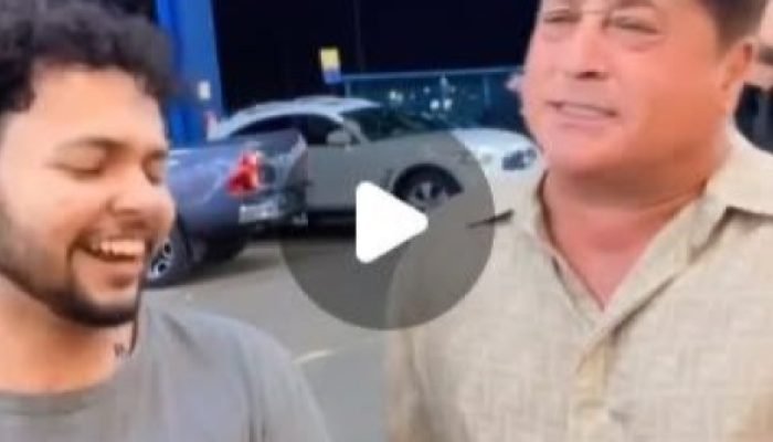 Leonardo surpreende e canta com jovem artista em supermercado