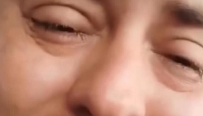 Pai grava vídeo chorando e diz que filha foi morta mesmo entregando tudo aos bandidos: 'deram tiro na cabeça dela'; VEJA VÍDEO