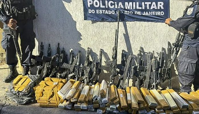 policia_militar_apreende_16_fuzis_e_uma_metralhadora_antiaerea_em_operacao_na_zona_oeste_09.jpg